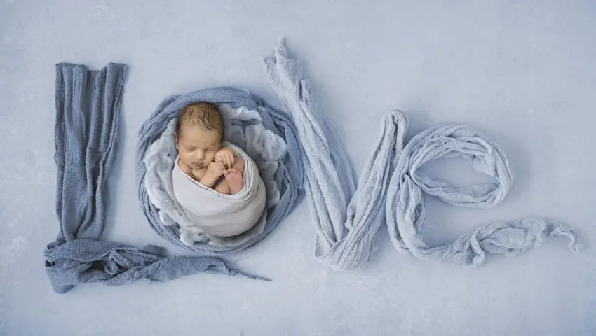 چگونه از زیرانداز عکاسی ماهگرد نوزاد استفاده کنیم؟